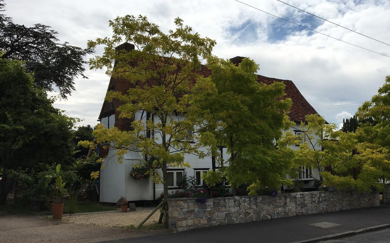 Heathrow Cottages Staines-upon-Thames Bagian luar foto